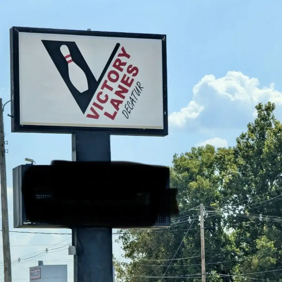 Victory Lanes Decatur pylon sign advertising the bowling center in Decatur, IL